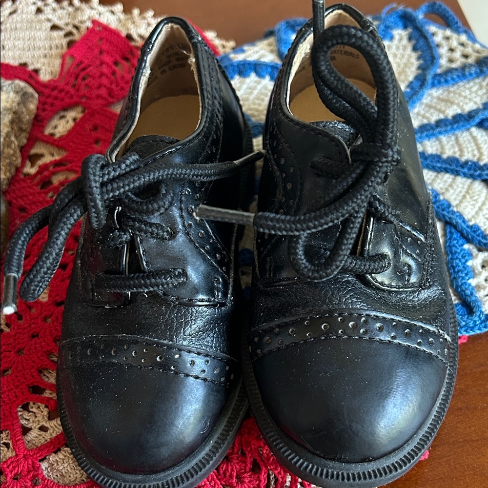 Young Classics Black Kids Shoes size 5W great condition